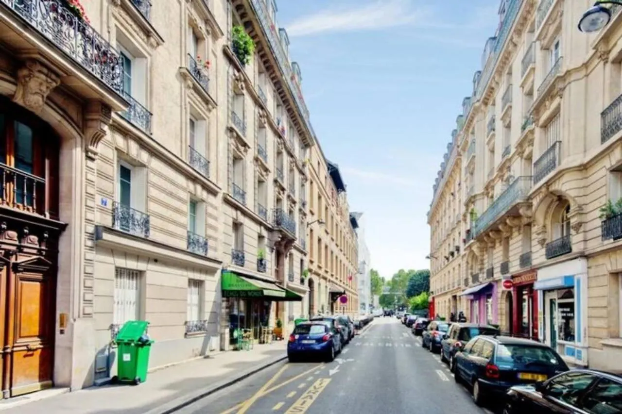 Cozy 2 Bedroom Apartment In パリ 0*,  フランス