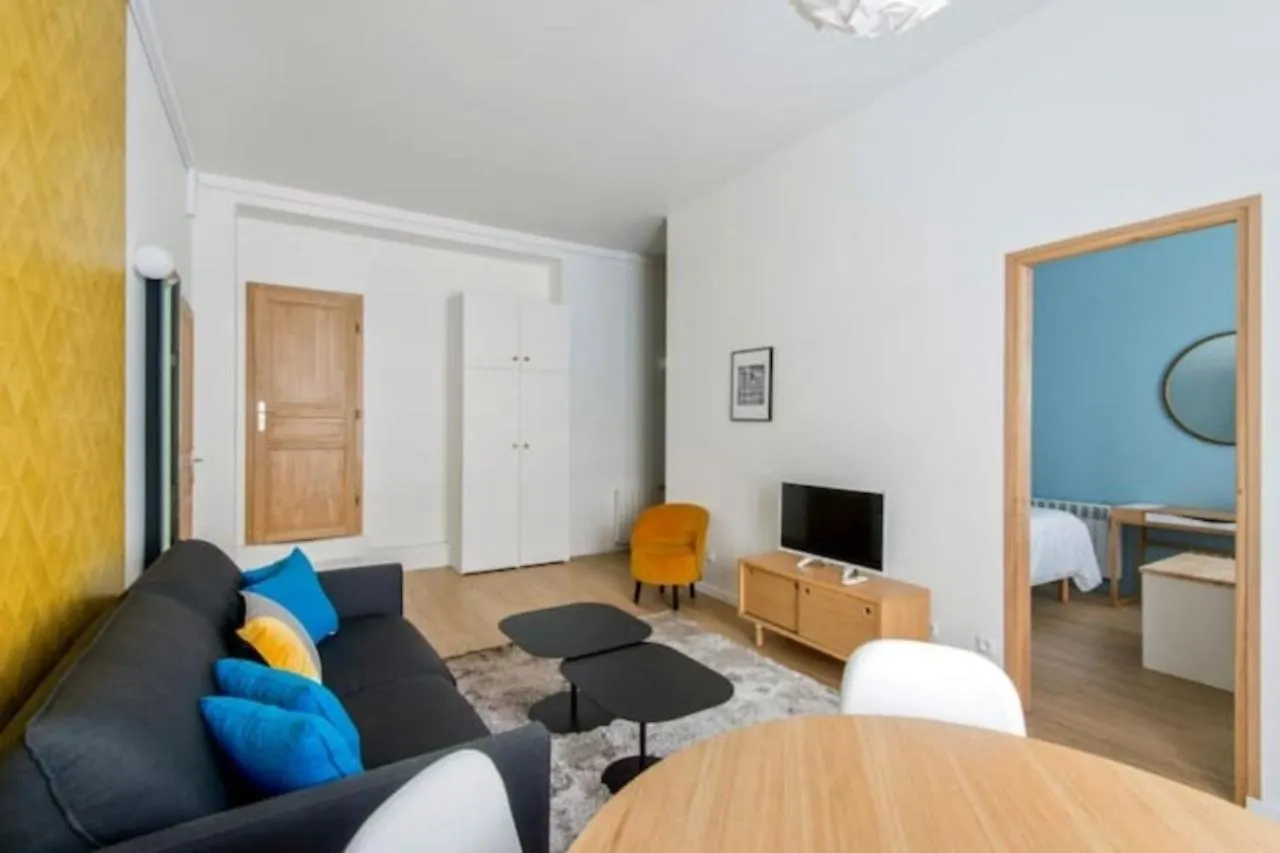 Cozy 2 Bedroom Apartment in Paryż