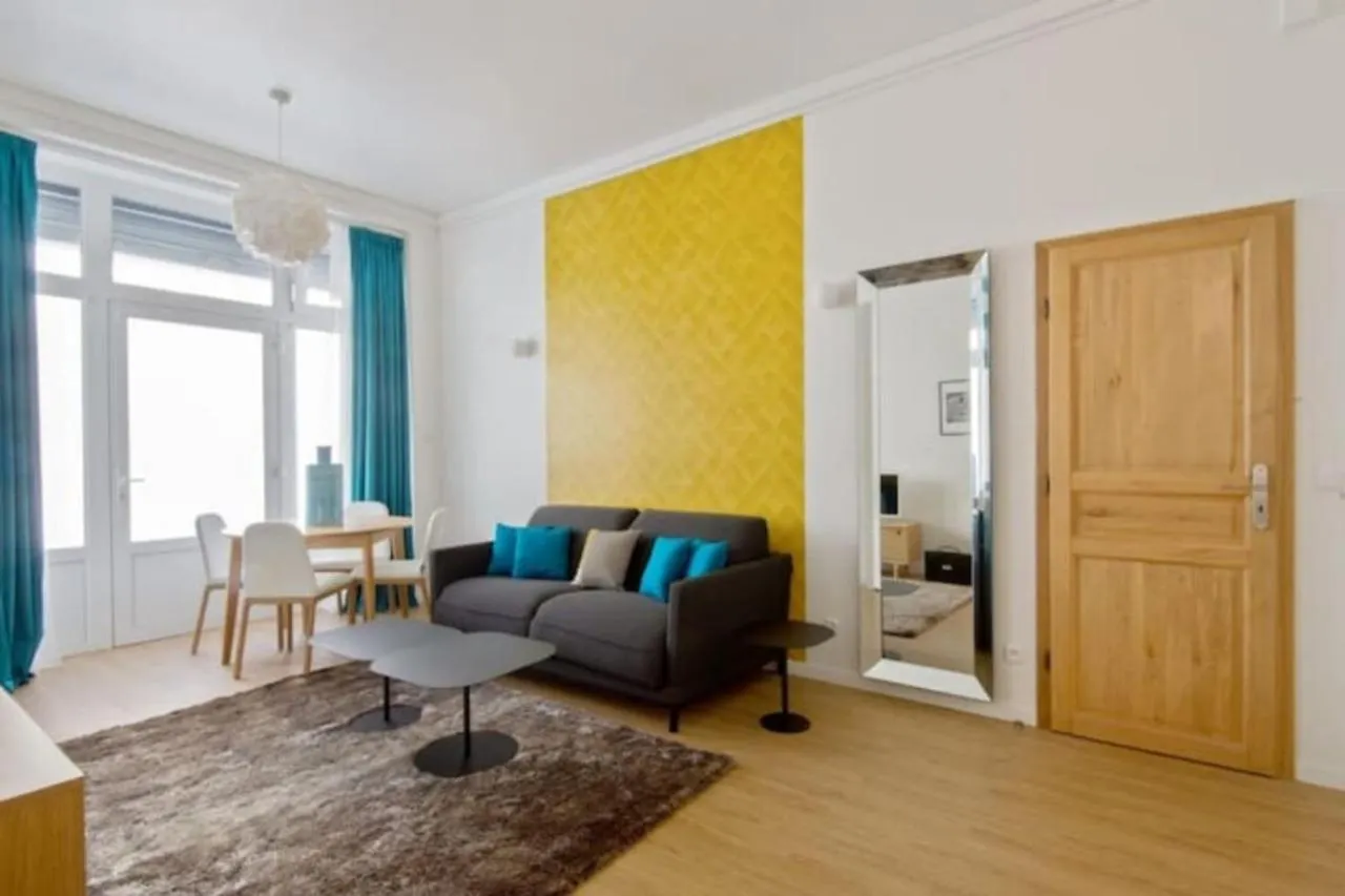 Cozy 2 Bedroom Apartment in Paryż