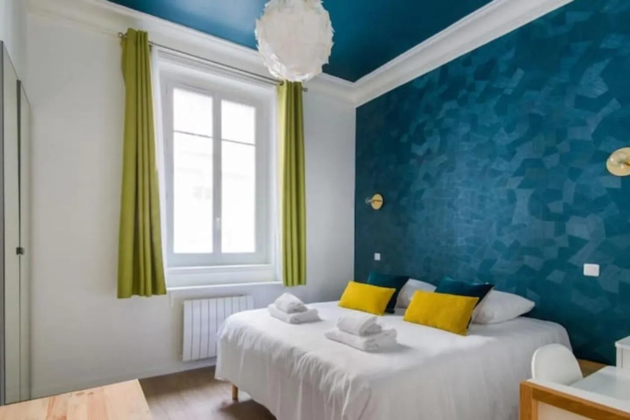 Cozy 2 Bedroom Apartment in Paryż 0*,