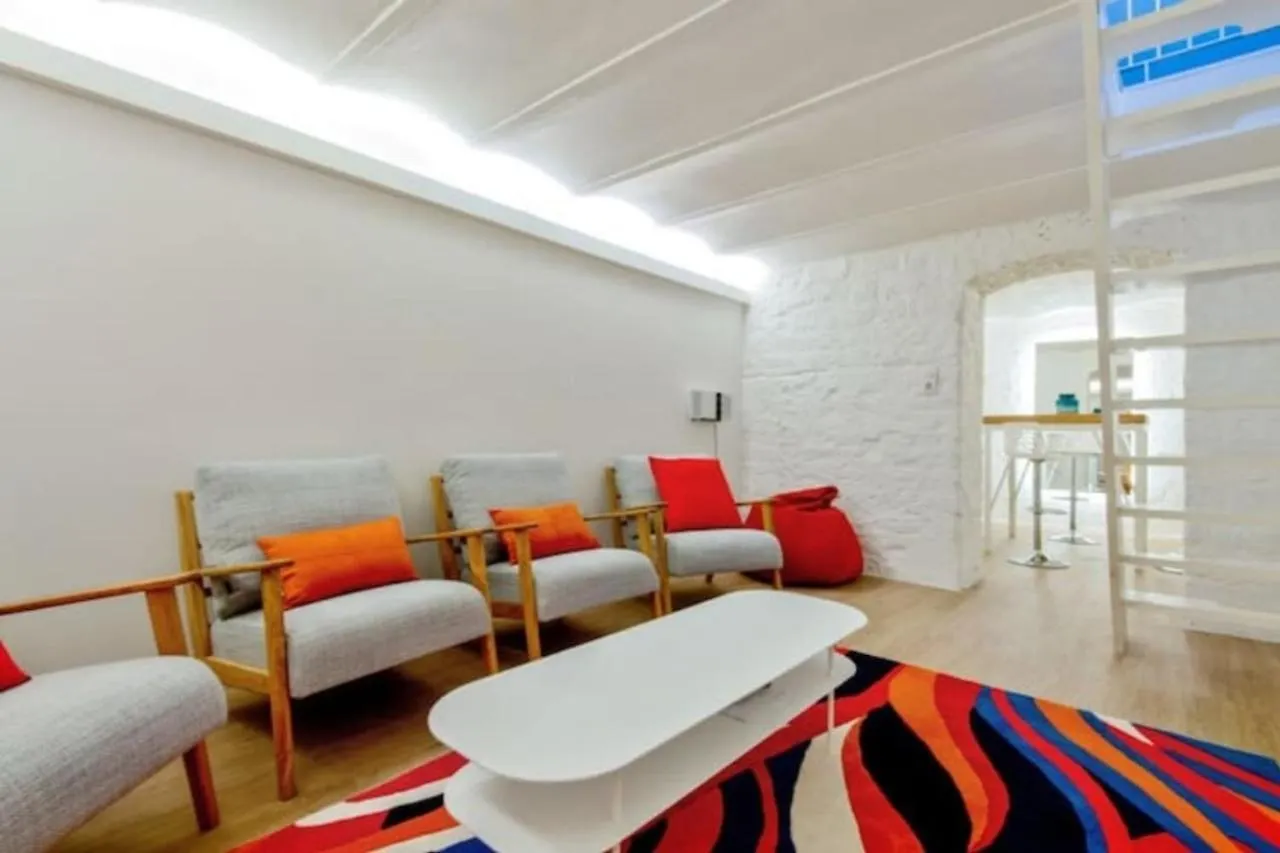 Cozy 2 Bedroom Apartment in Paryż Francja